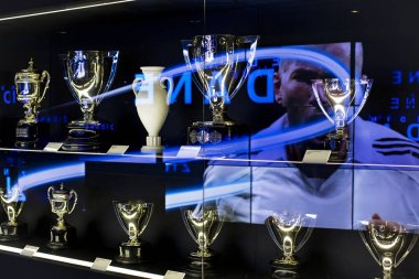 Madrid, İspanya - 25 Mart, 2018: Real Madrid Futbol Kulübü'nün müze su bardağı ve kulüp Ödülleri. 