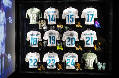 Madrid, İspanya - 25 Mart, 2018: Real Madrid Futbol Kulübü'nün müze su bardağı ve kulüp Ödülleri. 