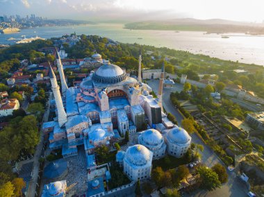 Istanbul Panoraması üzerinden bir kuş bakışı bir droning tarafından vurulur.