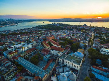 Istanbul Panoraması üzerinden bir kuş bakışı bir droning tarafından vurulur.