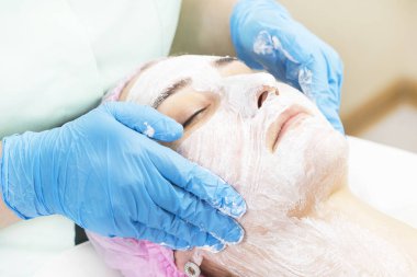 Masaj ve yüz kabukları kozmetik kullanma salon 