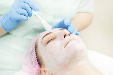 Masaj ve yüz kabukları kozmetik kullanma salon 