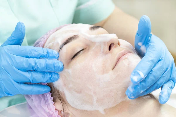 Massage Facial Peels Salon Using Cosmetics — Stock Photo, Image