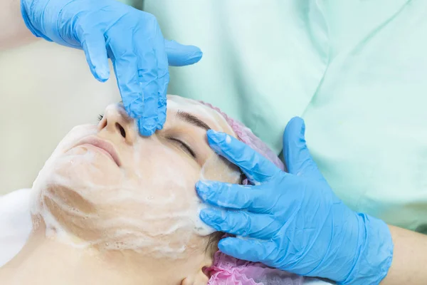 Massagem Cascas Faciais Salão Usando Cosméticos — Fotografia de Stock