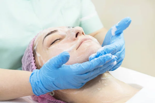 Massagem Cascas Faciais Salão Usando Cosméticos — Fotografia de Stock