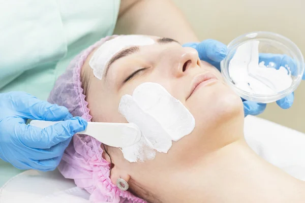 Massage Och Ansiktsbehandling Pärlorna Salongen Med Kosmetika — Stockfoto