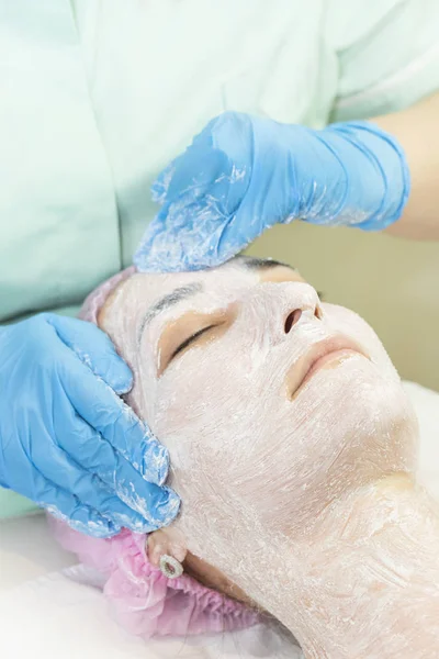 Massage Peeling Visage Salon Avec Des Cosmétiques — Photo