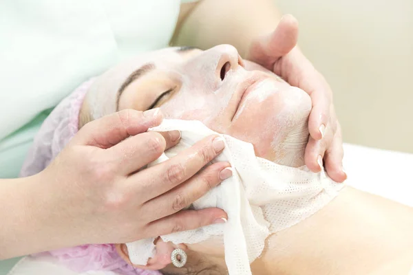 Massagem Cascas Faciais Salão Usando Cosméticos — Fotografia de Stock