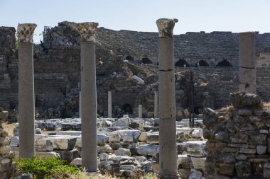 Yan ve amfitiyatro fotoğraf kuş uçuş ile antik kenti kalıntıları.