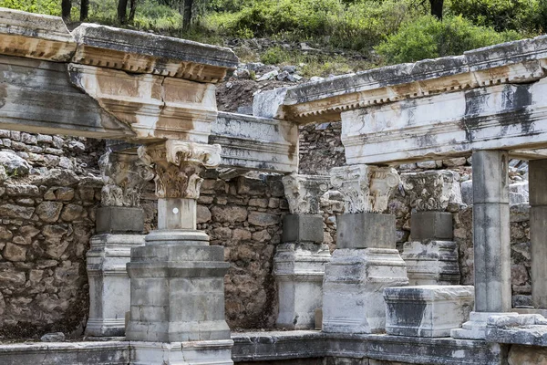 古代の遺跡アンティーク都市エフェソスのケルススの図書館建築 円形劇場寺院 ユネスコ世界遺産の候補 — ストック写真