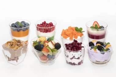 Bir restoranda bir masada Canapes Krem tatlı ve meyve 