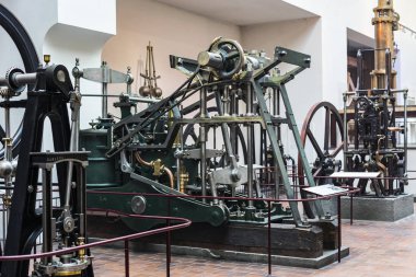 MUNICH, GERMANY - 26 Kasım 2018: Alman Bilim ve Teknoloji Başarı Müzesi, enerji buhar makineleri, rüzgar değirmenleri ve elektrik jeneratörlerinin üretimine yönelik eski mekanizmaların maruziyetini temsil etmektedir.. 