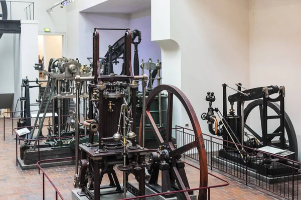 ミュンヘン ドイツ 2018年11月26日 ドイツ科学技術博物館成果は 蒸気機関 発電機の生産のための古いメカニズムの暴露を表します — ストック写真