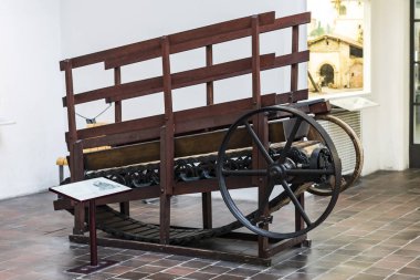 MUNICH, GERMANY - 26 Kasım 2018: Alman Bilim ve Teknoloji Başarı Müzesi, enerji buhar makineleri, rüzgar değirmenleri ve elektrik jeneratörlerinin üretimine yönelik eski mekanizmaların maruziyetini temsil etmektedir.. 