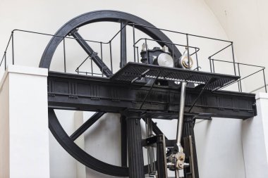 MUNICH, GERMANY - 26 Kasım 2018: Alman Bilim ve Teknoloji Başarı Müzesi, enerji buhar makineleri, rüzgar değirmenleri ve elektrik jeneratörlerinin üretimine yönelik eski mekanizmaların maruziyetini temsil etmektedir.. 