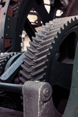 büyük çelik dişli yakın çekim fotoğraf vurdu.