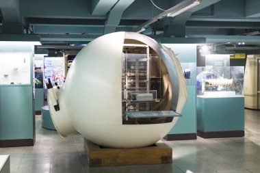 MUNICH, GERMANY - 26 Kasım 2018: Alman Bilim ve Teknoloji Başarı Müzesi, enerji buhar makineleri, rüzgar değirmenleri ve elektrik jeneratörlerinin üretimine yönelik eski mekanizmaların maruziyetini temsil etmektedir.. 