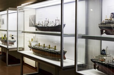 MUNICH, GERMANY - 26 Kasım 2018: Alman Bilim ve Teknoloji Başarı Müzesi, enerji buhar makineleri, rüzgar değirmenleri ve elektrik jeneratörlerinin üretimine yönelik eski mekanizmaların maruziyetini temsil etmektedir.. 