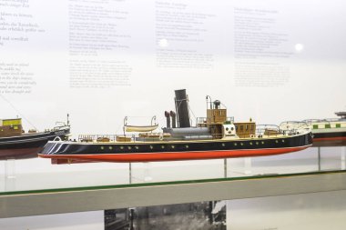 MUNICH, GERMANY - 26 Kasım 2018: Alman Bilim ve Teknoloji Başarı Müzesi, enerji buhar makineleri, rüzgar değirmenleri ve elektrik jeneratörlerinin üretimine yönelik eski mekanizmaların maruziyetini temsil etmektedir.. 