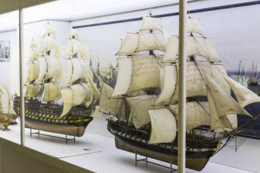 MUNICH, GERMANY - 26 Kasım 2018: Alman Bilim ve Teknoloji Başarı Müzesi, enerji buhar makineleri, rüzgar değirmenleri ve elektrik jeneratörlerinin üretimine yönelik eski mekanizmaların maruziyetini temsil etmektedir.. 