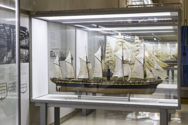 MUNICH, GERMANY - 26 Kasım 2018: Alman Bilim ve Teknoloji Başarı Müzesi, enerji buhar makineleri, rüzgar değirmenleri ve elektrik jeneratörlerinin üretimine yönelik eski mekanizmaların maruziyetini temsil etmektedir.. 