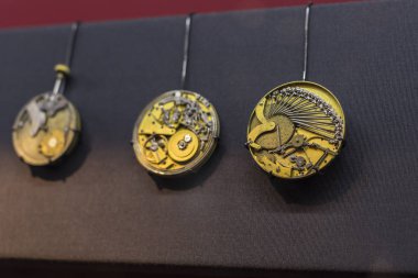 MUNICH, GERMANY - 26 Kasım 2018: Alman Bilim ve Teknoloji Başarı Müzesi, enerji buhar makineleri, rüzgar değirmenleri ve elektrik jeneratörlerinin üretimine yönelik eski mekanizmaların maruziyetini temsil etmektedir.. 