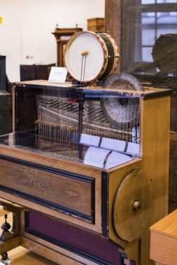 MUNICH, GERMANY - 26 Kasım 2018: Alman Bilim ve Teknoloji Başarı Müzesi, enerji buhar makineleri, rüzgar değirmenleri ve elektrik jeneratörlerinin üretimine yönelik eski mekanizmaların maruziyetini temsil etmektedir.. 