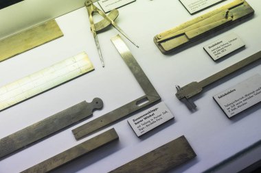 MUNICH, GERMANY - 26 Kasım 2018: Alman Bilim ve Teknoloji Başarı Müzesi, enerji buhar makineleri, rüzgar değirmenleri ve elektrik jeneratörlerinin üretimine yönelik eski mekanizmaların maruziyetini temsil etmektedir.. 