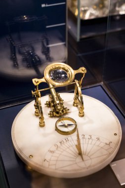 MUNICH, GERMANY - 26 Kasım 2018: Alman Bilim ve Teknoloji Başarı Müzesi, enerji buhar makineleri, rüzgar değirmenleri ve elektrik jeneratörlerinin üretimine yönelik eski mekanizmaların maruziyetini temsil etmektedir.. 