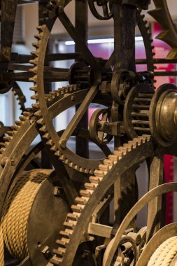 MUNICH, GERMANY - 26 Kasım 2018: Alman Bilim ve Teknoloji Başarı Müzesi, enerji buhar makineleri, rüzgar değirmenleri ve elektrik jeneratörlerinin üretimine yönelik eski mekanizmaların maruziyetini temsil etmektedir.. 