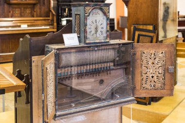 MUNICH, GERMANY - 26 Kasım 2018: Alman Bilim ve Teknoloji Başarı Müzesi, enerji buhar makineleri, rüzgar değirmenleri ve elektrik jeneratörlerinin üretimine yönelik eski mekanizmaların maruziyetini temsil etmektedir.. 