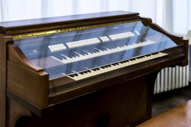 MUNICH, GERMANY - 26 Kasım 2018: Alman Bilim ve Teknoloji Başarı Müzesi, enerji buhar makineleri, rüzgar değirmenleri ve elektrik jeneratörlerinin üretimine yönelik eski mekanizmaların maruziyetini temsil etmektedir.. 