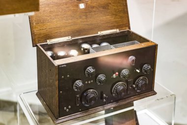 MUNICH, GERMANY - 26 Kasım 2018: Alman Bilim ve Teknoloji Başarı Müzesi, enerji buhar makineleri, rüzgar değirmenleri ve elektrik jeneratörlerinin üretimine yönelik eski mekanizmaların maruziyetini temsil etmektedir.. 