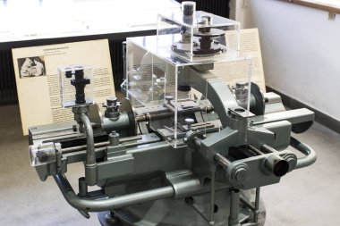 MUNICH, GERMANY - 26 Kasım 2018: Alman Bilim ve Teknoloji Başarı Müzesi, enerji buhar makineleri, rüzgar değirmenleri ve elektrik jeneratörlerinin üretimine yönelik eski mekanizmaların maruziyetini temsil etmektedir.. 