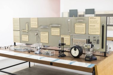 MUNICH, GERMANY - 26 Kasım 2018: Alman Bilim ve Teknoloji Başarı Müzesi, enerji buhar makineleri, rüzgar değirmenleri ve elektrik jeneratörlerinin üretimine yönelik eski mekanizmaların maruziyetini temsil etmektedir.. 