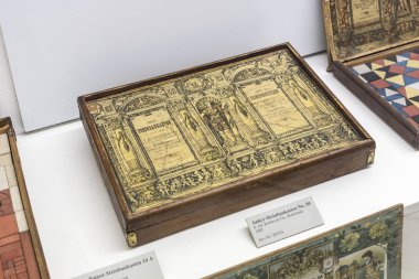 MUNICH, GERMANY - 26 Kasım 2018: Alman Bilim ve Teknoloji Başarı Müzesi, enerji buhar makineleri, rüzgar değirmenleri ve elektrik jeneratörlerinin üretimine yönelik eski mekanizmaların maruziyetini temsil etmektedir.. 