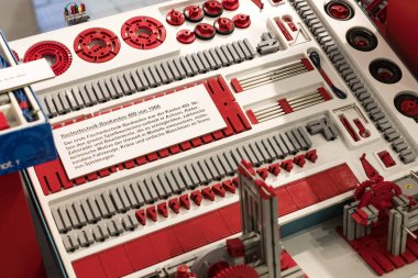 MUNICH, GERMANY - 26 Kasım 2018: Alman Bilim ve Teknoloji Başarı Müzesi, enerji buhar makineleri, rüzgar değirmenleri ve elektrik jeneratörlerinin üretimine yönelik eski mekanizmaların maruziyetini temsil etmektedir.. 