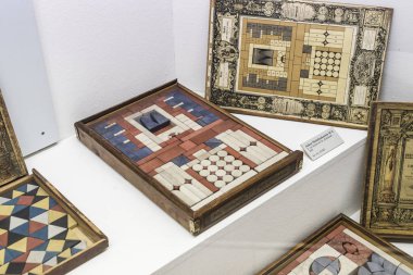 MUNICH, GERMANY - 26 Kasım 2018: Alman Bilim ve Teknoloji Başarı Müzesi, enerji buhar makineleri, rüzgar değirmenleri ve elektrik jeneratörlerinin üretimine yönelik eski mekanizmaların maruziyetini temsil etmektedir.. 