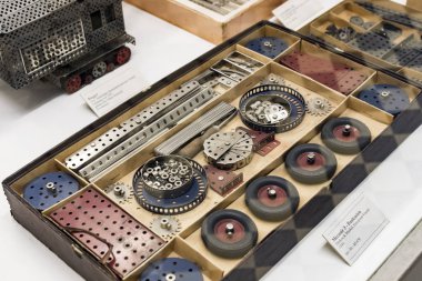 MUNICH, GERMANY - 26 Kasım 2018: Alman Bilim ve Teknoloji Başarı Müzesi, enerji buhar makineleri, rüzgar değirmenleri ve elektrik jeneratörlerinin üretimine yönelik eski mekanizmaların maruziyetini temsil etmektedir.. 