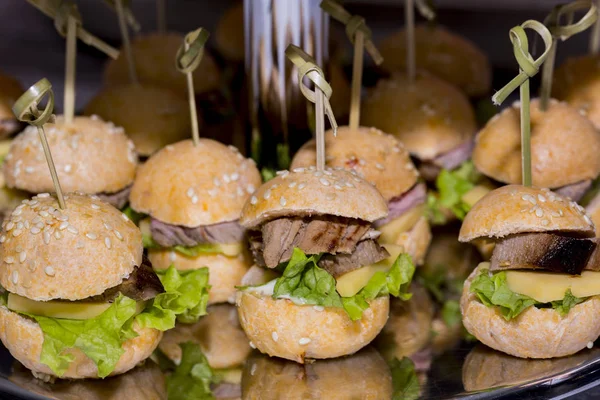 Canapés Miniatura Com Carne Legumes Peixe Prateleiras Banquete Aço — Fotografia de Stock