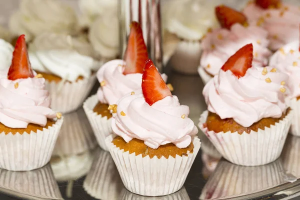 Miniatuur Muffins Versierd Met Room Aardbeien Stalen Rekken Van Het — Stockfoto