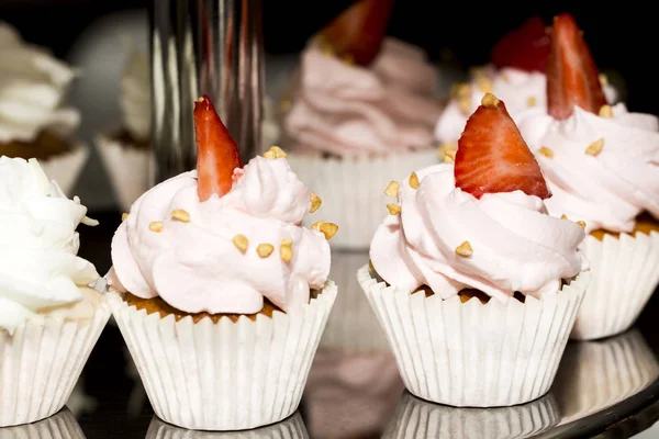 Miniatur Muffins Mit Sahne Und Erdbeeren Auf Den Stahlregalen Des — Stockfoto