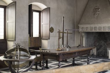 MUNICH, GERMANY - 26 Kasım 2018: Alman Bilim ve Teknoloji Başarı Müzesi, enerji buhar makineleri, rüzgar değirmenleri ve elektrik jeneratörlerinin üretimine yönelik eski mekanizmaların maruziyetini temsil etmektedir.. 