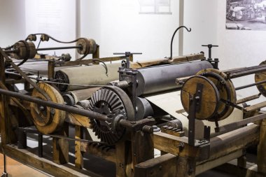 MUNICH, GERMANY - 26 Kasım 2018: Alman Bilim ve Teknoloji Başarı Müzesi, enerji buhar makineleri, rüzgar değirmenleri ve elektrik jeneratörlerinin üretimine yönelik eski mekanizmaların maruziyetini temsil etmektedir.. 