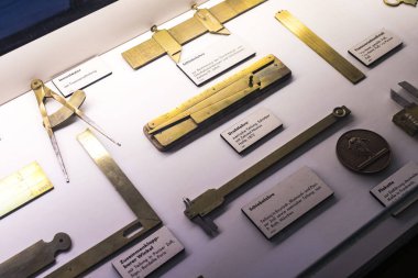 MUNICH, GERMANY - 26 Kasım 2018: Alman Bilim ve Teknoloji Başarı Müzesi, enerji buhar makineleri, rüzgar değirmenleri ve elektrik jeneratörlerinin üretimine yönelik eski mekanizmaların maruziyetini temsil etmektedir.. 