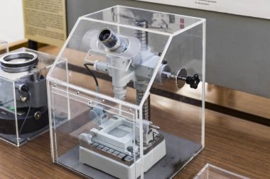 MUNICH, GERMANY - 26 Kasım 2018: Alman Bilim ve Teknoloji Başarı Müzesi, enerji buhar makineleri, rüzgar değirmenleri ve elektrik jeneratörlerinin üretimine yönelik eski mekanizmaların maruziyetini temsil etmektedir.. 