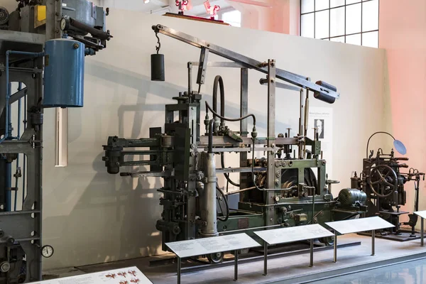德国慕尼黑 2018年11月26日 德国科学和技术成就博物馆展示了生产能源蒸汽机 发电机的旧机制 — 图库照片