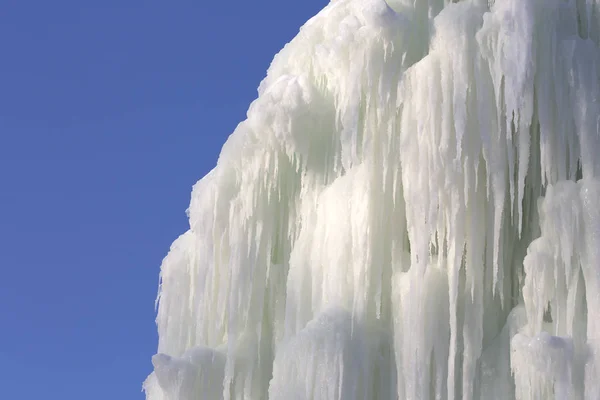 Donmuş Bir Şelalenin Kışın Buz Saçakları — Stok fotoğraf