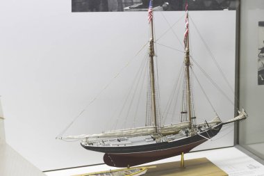 MUNICH, GERMANY - 26 Kasım 2018: Alman Bilim ve Teknoloji Başarı Müzesi, enerji buhar makineleri, rüzgar değirmenleri ve elektrik jeneratörlerinin üretimine yönelik eski mekanizmaların maruziyetini temsil etmektedir.. 