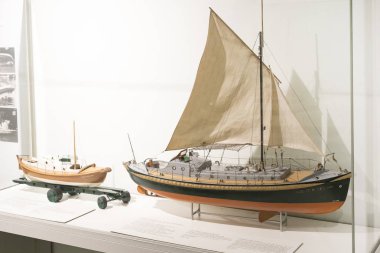 MUNICH, GERMANY - 26 Kasım 2018: Alman Bilim ve Teknoloji Başarı Müzesi, enerji buhar makineleri, rüzgar değirmenleri ve elektrik jeneratörlerinin üretimine yönelik eski mekanizmaların maruziyetini temsil etmektedir.. 